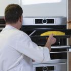 Для выпекания штруделя мы использовали Bosch серии 8 с функцией PerfectBake. В обычной духовке мы выпекали бы штрудель 50 минут, кажлые десять минут смазывая его сливочным маслом. С Bosch серии 8 с функцией PerfectBake мы справились вдвое быстрее. Сенсор готовности выпечки PerfectBake постоянно измеряет концентрацию кислорода в духовке, рассчитывает уровень влажности и автоматически регулирует процесс выпекания